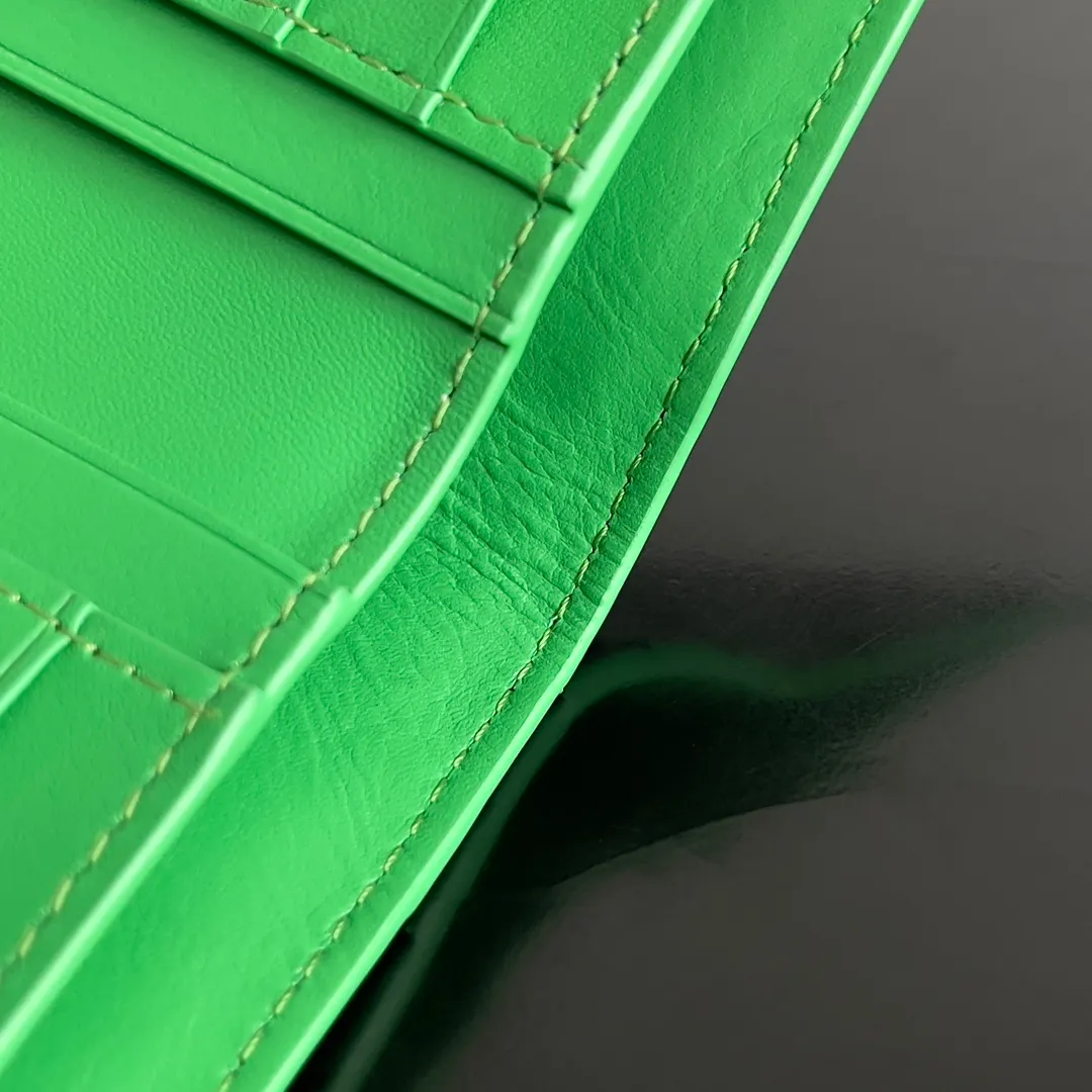 Batch 960 of BOTTEGA VENETA’s new woven small wallets are now shipping! ! ! 🥰🥰Made of carefully selected first-layer sheepskin fabric, this small luxury wallet has an elegant appearance and is also full of practicality. It can store change, driver's license and various cards at the same time. It is so small that it can be put in your pocket and carried with you. It is really convenient [Applause][Applause] Style No.: 667468 Size: 14.5*9.3*2cm